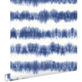 ESTAhome papier peint rayure horizontal tie-dye shibori bleu jeans indigo intense et blanc mat - 53 cm x 10,05 m - 148689