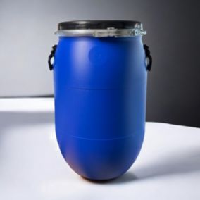 Fût plastique 60 L avec couvercle hermétique et poignées intégrées, idéal pour le stockage et le transport de liquides et solides
