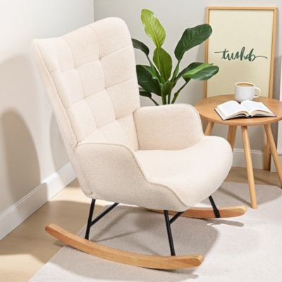 Fauteuil à bascule en tissu teddy beige avec dossier capitonné, design cosy et moderne pour salon ou chambre
