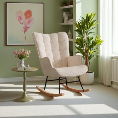 Fauteuil à bascule en tissu teddy beige avec dossier capitonné, design cosy et moderne pour salon ou chambre