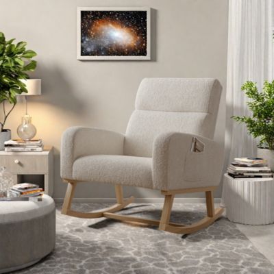 Fauteuil à bascule en tissu teddy beige avec poches latérales, assise large et patins antidérapants silencieux