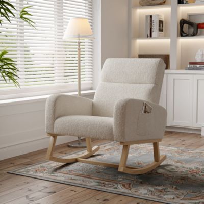 Fauteuil à bascule en tissu teddy beige avec poches latérales, assise large et patins antidérapants silencieux
