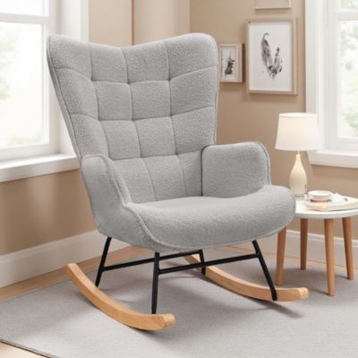 Fauteuil à bascule en tissu teddy gris clair avec dossier capitonné, design cosy et moderne pour salon ou chambre