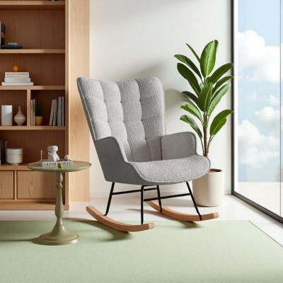 Fauteuil à bascule en tissu teddy gris clair avec dossier capitonné, design cosy et moderne pour salon ou chambre