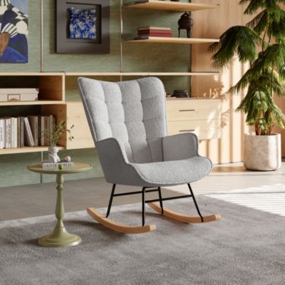 Fauteuil à bascule en tissu teddy gris clair avec dossier capitonné, design cosy et moderne pour salon ou chambre