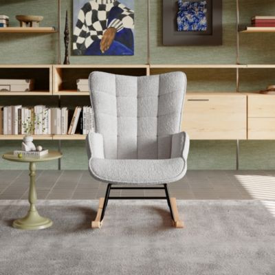 Fauteuil à bascule en tissu teddy gris clair avec dossier capitonné, design cosy et moderne pour salon ou chambre