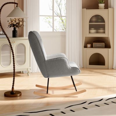 Fauteuil à bascule en tissu teddy gris clair avec dossier capitonné, design cosy et moderne pour salon ou chambre