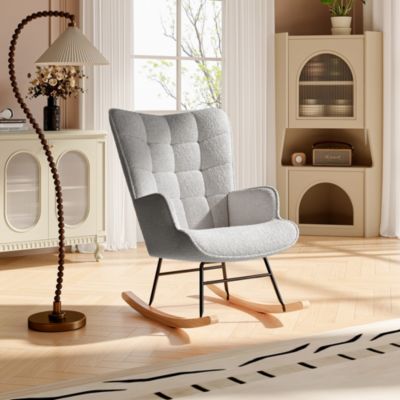 Fauteuil à bascule en tissu teddy gris clair avec dossier capitonné, design cosy et moderne pour salon ou chambre