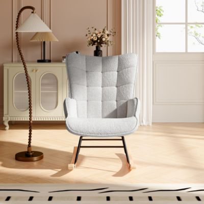 Fauteuil à bascule en tissu teddy gris clair avec dossier capitonné, design cosy et moderne pour salon ou chambre