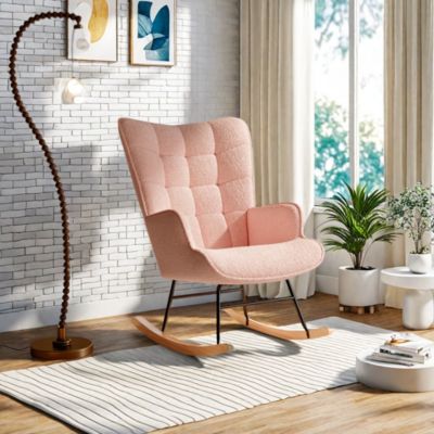 Fauteuil à bascule en tissu teddy rose avec dossier capitonné, design cosy et moderne pour salon ou chambre