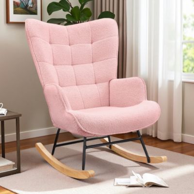 Fauteuil à bascule en tissu teddy rose avec dossier capitonné, design cosy et moderne pour salon ou chambre