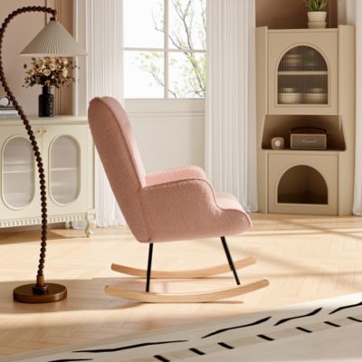 Fauteuil à bascule en tissu teddy rose avec dossier capitonné, design cosy et moderne pour salon ou chambre