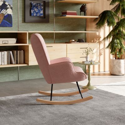 Fauteuil à bascule en tissu teddy rose avec dossier capitonné, design cosy et moderne pour salon ou chambre