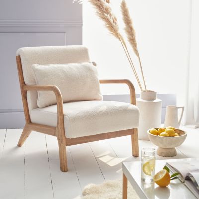 Fauteuil à bouclettes blanches. bois et tissu. 1 place droit fixe. pieds compas scandinave. structure en bois solide. assise