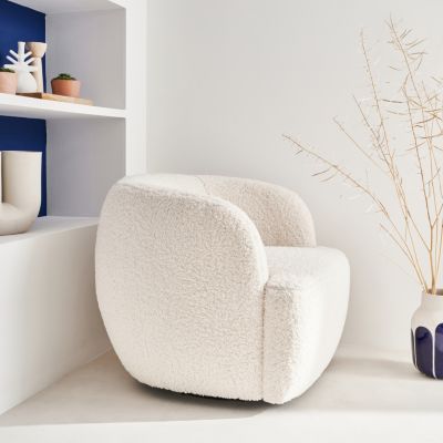 Fauteuil cosy rond pivotant en bouclette crème. Laya. L 79.5 x P 77.5 x H 67cm