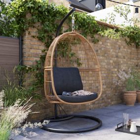 Fauteuil de jardin GoodHome Apolima en acier et rotin synthétique - Coloris marron rotin et noir ébène - Hauteur 196 cm