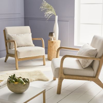 Fauteuil design en bois et tissu. 1 place droit fixe. pieds compas scandinave. structure en bois solide. assise confortable beige