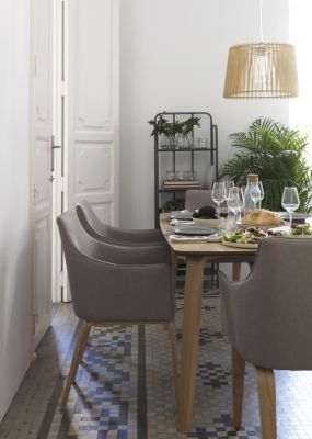 Fauteuil en bois tapissé en tissu gris