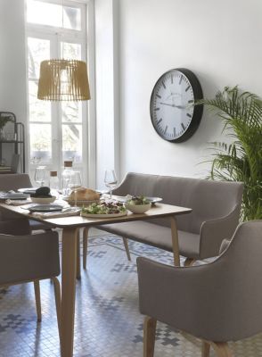 Fauteuil en bois tapissé en tissu gris