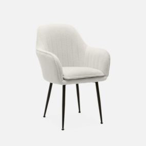 Fauteuil en bouclette et pieds en métal noir mat. Shella L 57x P 59 x H 84.5
