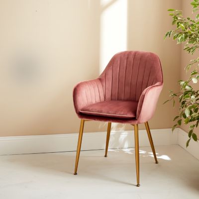 Fauteuil en velours vieux rose et pieds en métal doré. Shella L 58 x P 58 x H 85
