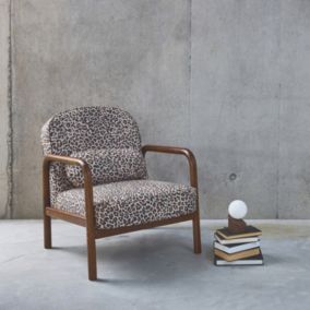 Fauteuil scandinave arrondi bois d'hévéa et imprimé léopard