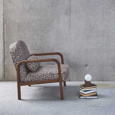 Fauteuil scandinave arrondi bois d'hévéa et imprimé léopard