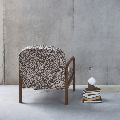 Fauteuil scandinave arrondi bois d'hévéa et imprimé léopard