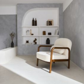 Fauteuil scandinave bois d'hévéa finition noyer clair et dossier arrondi en bouclette blanche - AMELIE