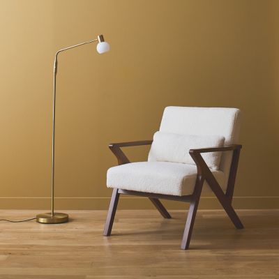 Fauteuil scandinave bois d'hévéa finition teinté noyer clair et bouclette blanche ANTOINE