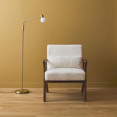 Fauteuil scandinave bois d'hévéa finition teinté noyer clair et bouclette blanche ANTOINE