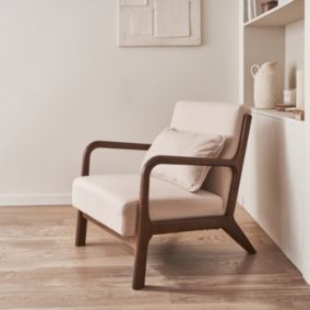 Fauteuil tissu beige . pieds bois d'hévéa teinté noyer. 1 place droit fixe. pieds compas scandinave. structure en bois solide