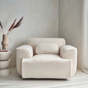 Fauteuil tissu bouclette blanche. lignes arrondis. coussin fourni. Wallas. L 116 x P 97 x H 73cm