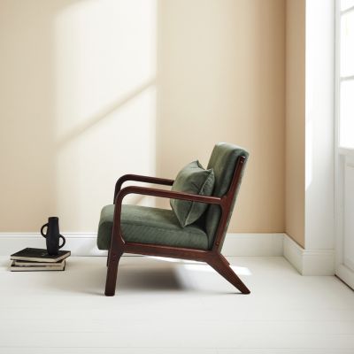 Fauteuil velours côtelé vert . pieds bois d'hévéa teinté wengé. 1 place droit fixe. pieds compas scandinave. structure en bois