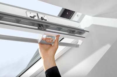 Fenêtre de toit à rotation VELUX Confort Whitefinish - bois peint en blanc L. 78 x H. 98 cm (GGL 2076 MK04)