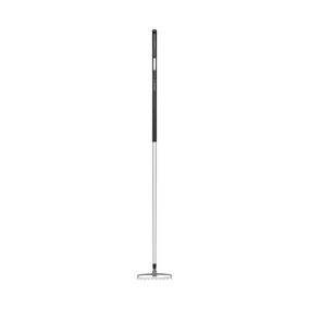 Fiskars Rateau à massifs et rosiers Xact  - 10 dents manche alu - tête en acier