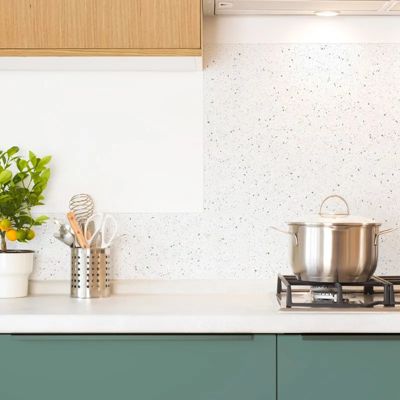 Fond de hotte en aluminium - motif terrazzo blanc et vert - 70x60 cm
