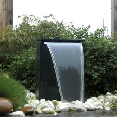 Concept de la fontaine solaire de jardin