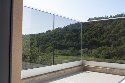Garde-corps vitré en aluminium , Intérieur et Extérieur , Blanc RAL 9016 ft - Vitrage feuilleté 88-2 , Fabrication française