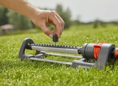 Gardena Arroseur oscillant Aqua M - arrosage : 110 à 250 m² - portée 8 à 18 m - largeur max. : 14 m