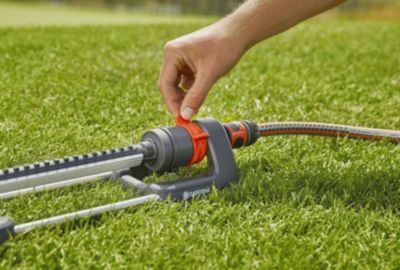 Gardena Arroseur oscillant Aqua M - arrosage : 110 à 250 m² - portée 8 à 18 m - largeur max. : 14 m