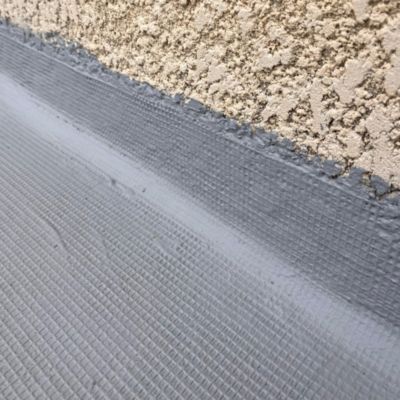 Grille en fibre de verre (10m x 1m). Imperméabilisation et réparation avec mortiers, caoutchouc et peintures imperméabilisantes