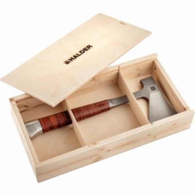 Hachette 1 000 g en acier intégral forgée, poignée cuir et étui ceinture, livrée dans coffret bois.