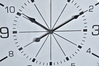 Horloge murale en métal et verre 60x3x60 avec boussole dorée