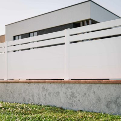 Kit Clôture SLIM PVC Blanc H. 90 cm x L. 5.60 m - 2 Lisses + 3 Soubassements