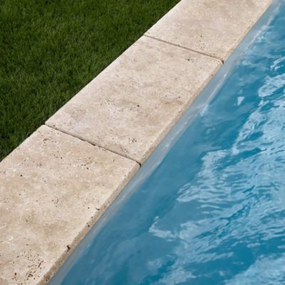 KIT COMPLET - Margelles pour piscine 10x5m en Travertin Beige Mix (avec colle, joint, hydrofuge ...)  - RO'MA NATURE