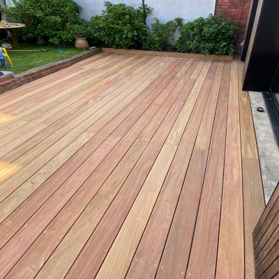Kit complet terrasse bois exotique CUMARU pour 20 m², Lames 2,75 m, lambourdes 2,75 m, plots réglables et visserie Inox.