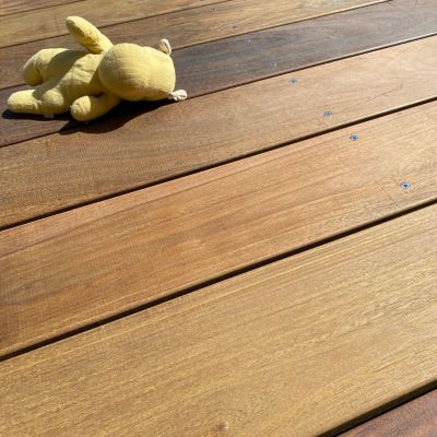 Kit complet terrasse bois exotique IPE pour 10 m², Lames 0,95 m, lambourdes 1,55 m, plots réglables et visserie Inox.