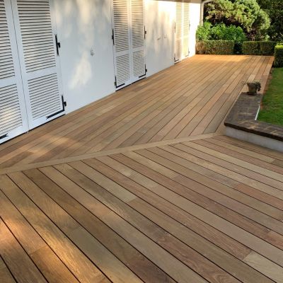 Kit complet terrasse bois exotique IPE pour 10 m², Lames 0,95 m, lambourdes 2,15 m, plots réglables et visserie Inox.