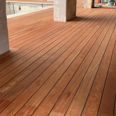 Kit complet terrasse bois exotique JATOBA pour 10 m², Lames 0,95 m, lambourdes 2,15 m, plots réglables et visserie Inox.